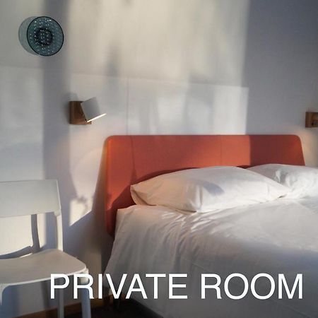 Room With A Few Amsterdam Exterior photo