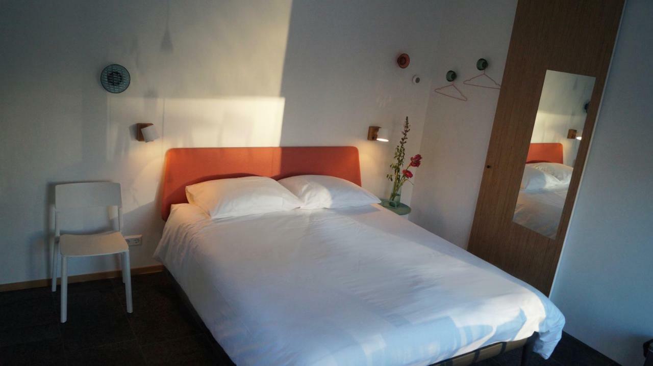 Room With A Few Amsterdam Exterior photo