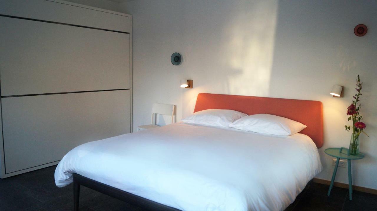 Room With A Few Amsterdam Exterior photo